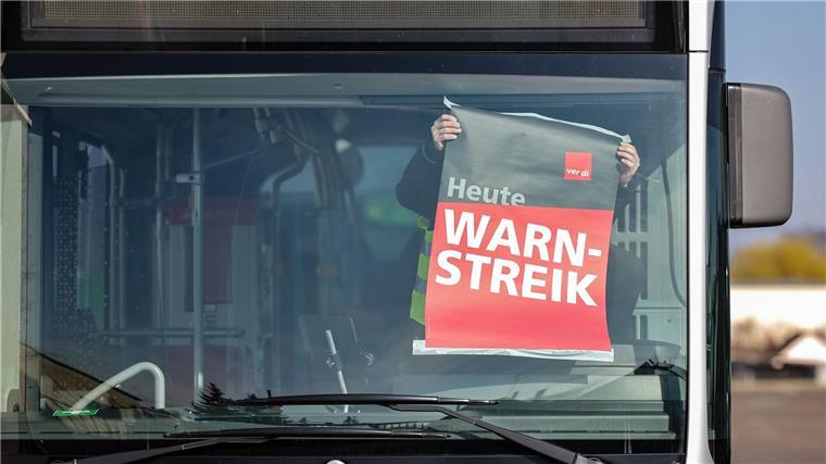 Busfahrer streiken zwei Tage lang in Teilen Niedersachsens Wegen eines Warnstreiks bleiben viele Busse in den Depots. (Symbolbild)