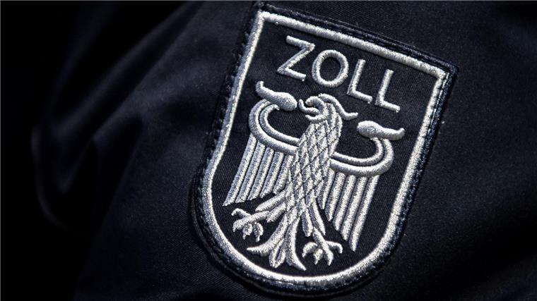 Illegale Zigarettenfabrik - zwölf Personen festgenommen Wegen gefälschter Zigaretten gab es am Morgen in mehreren Städten in NRW und Niedersachsen Razzien. (Foto - Illustration)
