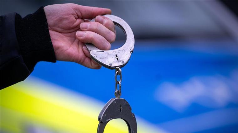 Fall von häuslicher Gewalt: Aggressiver Mann in geschlossene Klinik eingewiesen Ein Polizist hält während einer Verkehrskontrolle an der Berliner Straße ein Paar Handschellen.