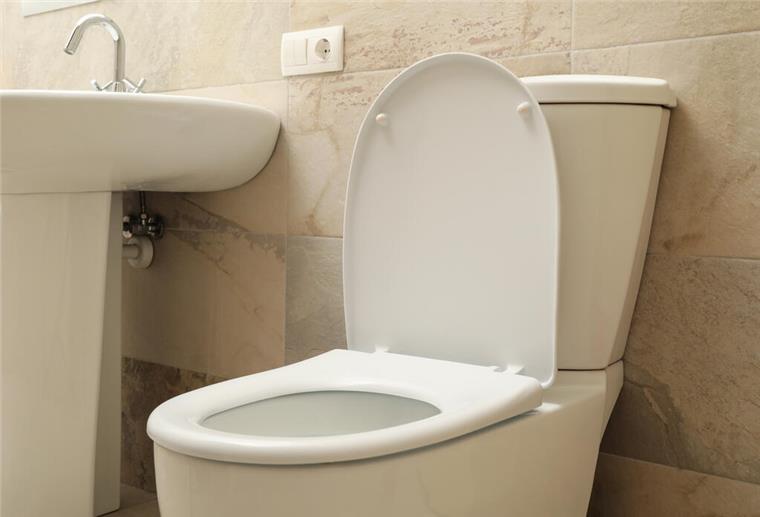 Hohe Mieten: Junge Mitarbeiterin zieht für 6 Euro im Monat in Büro-Toilette ein Das Bild zeigt eine Toilette und ein Waschbecken. Wegen hoher Mieten ist eine junge Chinesin in die Toilette ihres Büros eingezogen.