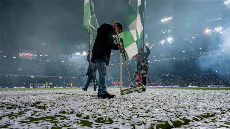 Fan-Vergehen: DFB bestraft Hannover 96 mit fast 200.000 Euro Wegen Konfetti auf dem Rasen und Rauch verzögerte sich der Anpfiff damals.