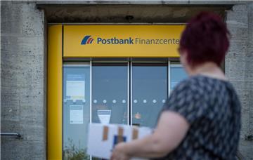 Wegen Krankheitsfällen geschlossen: Wie diese Kundin mussten am Dienstag zahlreiche Bürger vor der Postbankfiliale am Hauptbahnhof kehrt machen. Auch in Wulsdorf war die Post geschlossen.
