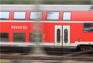Eine Bahn der DB Regio fährt über das Vorfeld des Hauptbahnhofs. 