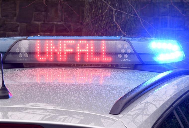 Bremen: Mehrere Unfälle auf A27 - Autobahn gesperrt Blaulicht bei Unfallaufnahme