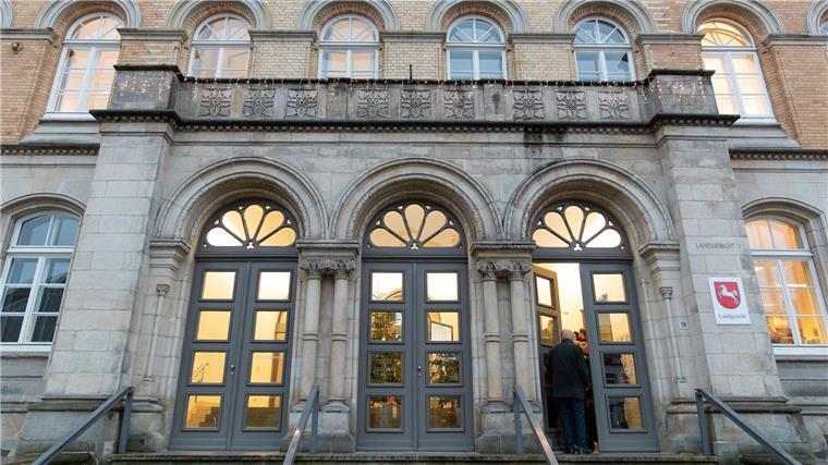 Geständnis zum Prozessbeginn nach tödlichen Messerstichen Wegen Mordes an seiner Ex-Freundin wird gegen einen 31 Jahre alten Mann vor dem Landgericht Osnabrück verhandelt. (Archivfoto)