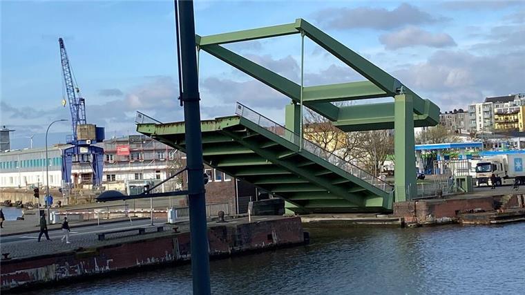Hier geht am Freitag nichts mehr: Klappbrücke in Bremerhaven wird gesperrt Wegen Routine- und Wartungsarbeiten ist die Klappbrücke an der Schleusenstraße am Freitag zeitweise gesperrt.
