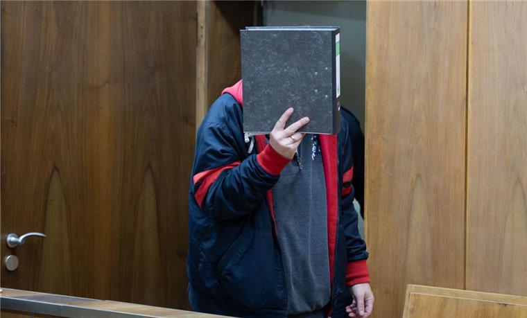 Sexueller Missbrauch: Fast sechs Jahre Haft für Fußballtrainer Wegen schweren sexuellen Missbrauchs von Kindern und Jugendlichen muss ein ehemaliger Fußballtrainer für fünf Jahre und zehn Monate ins Gefängnis.