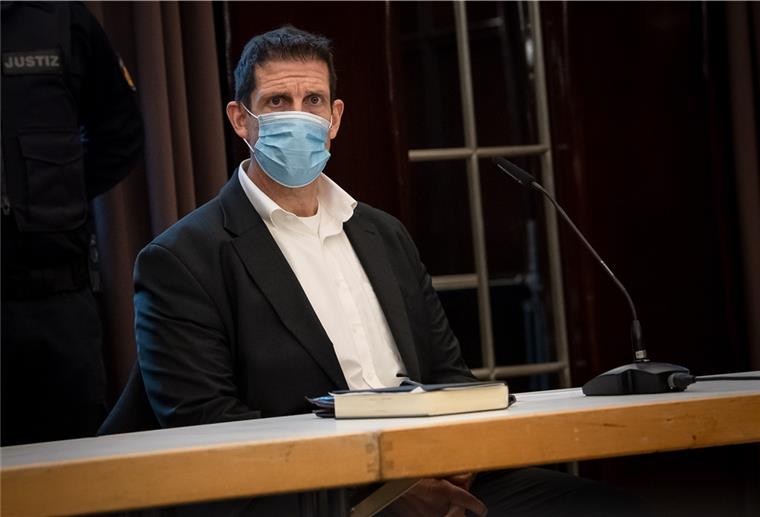 Bremen: Pfarrer wegen mutmaßlicher Volksverhetzung vor Gericht Bremen: Olaf Latzel, Pastor, sitzt vor Prozessbeginn im Gerichtssaal. Wegen seiner Äußerungen über Homosexuelle steht der evangelische Pastor wegen des Vorwurfs der Volksverhetzung vor dem Amtsgericht Bremen.
