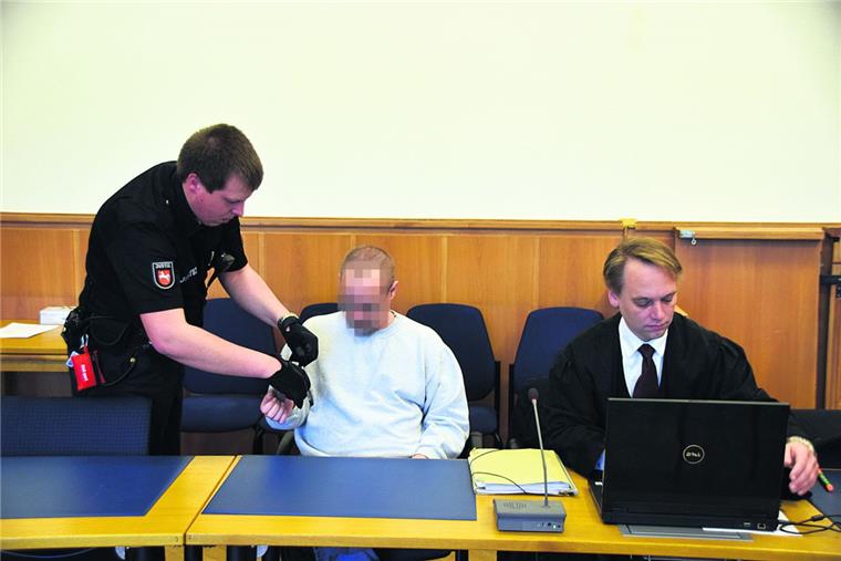 Landkreis: Mann (39) wegen sexuellen Missbrauchs seiner Tochter angeklagt Wegen sexuellen Missbrauchs seiner Tochter muss sich der 39-Jährige (Mitte) vor dem Landgericht Stade verantworten.