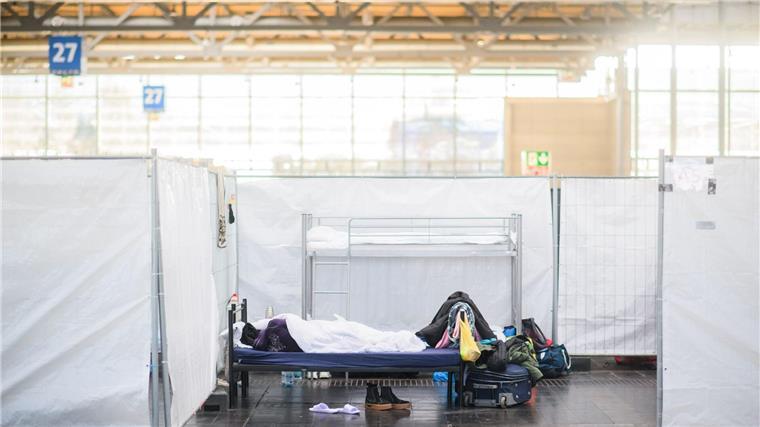 Deutlich weniger Flüchtlinge kommen nach Niedersachsen Wegen sinkender Flüchtlingszahlen soll die Messehalle bei Hannover bald nicht mehr als Unterkunft dienen. (Archivbild)