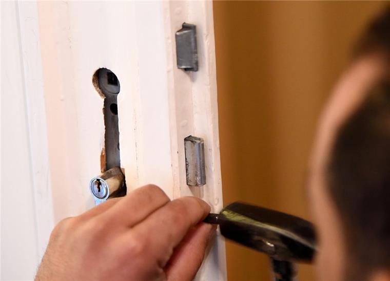 Wegen strafbaren Wuchers muss sich ein Schlüsseldienst-Monteur vor dem Landgericht Hannover verantworten.