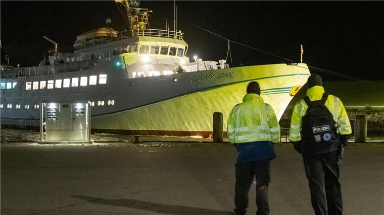 Nach Stromausfall: Manövrierunfähige Helgolandfähre zum Festland geschleppt Wegen Stromausfall konnte das Schiff nicht mehr fahren.