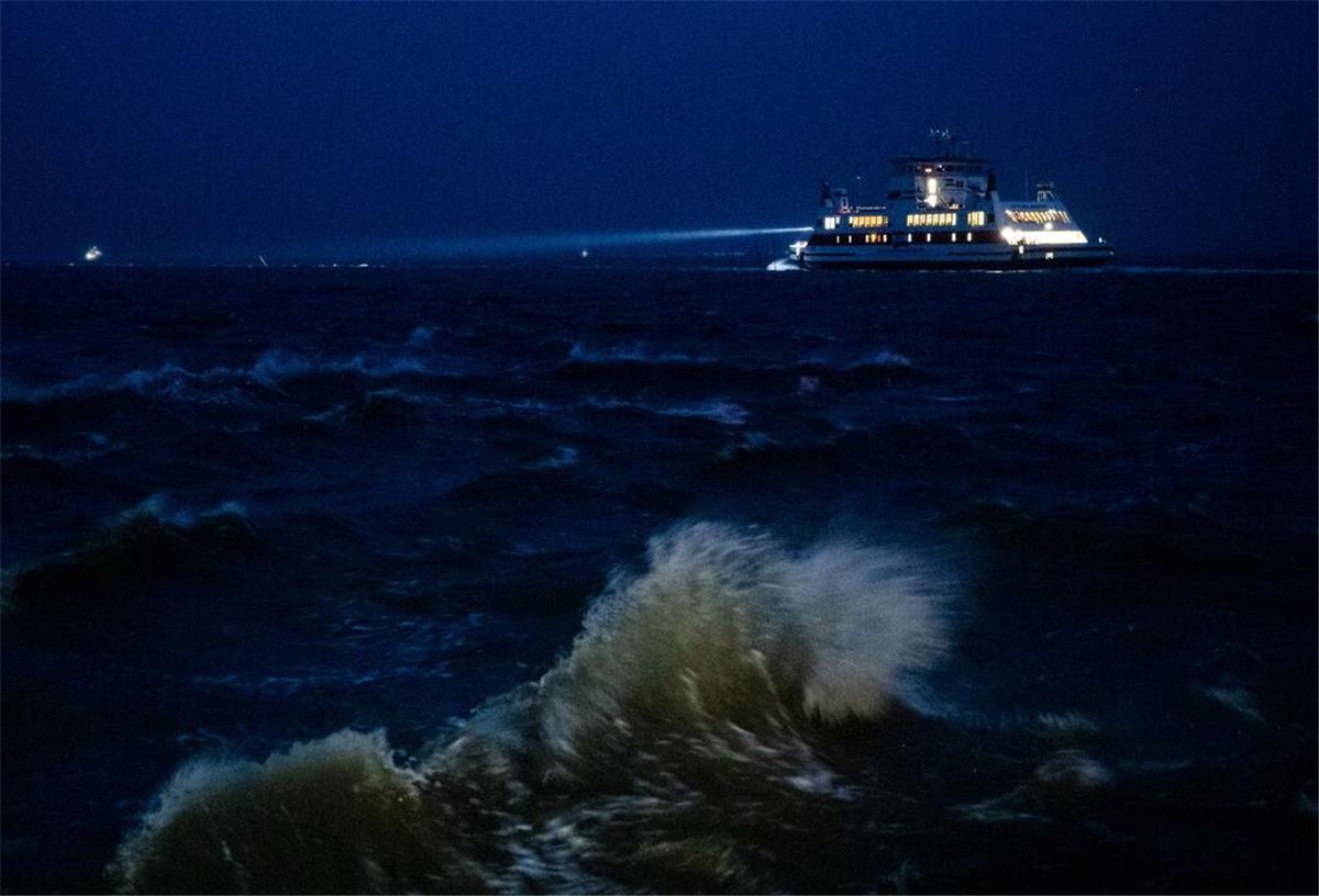 Ein Fährschiff fährt auf der aufgewühlten Nordsee.