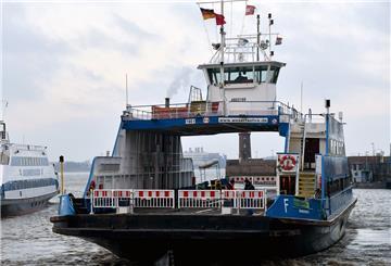 Zwei Fähren liegen auf dem Wasser.