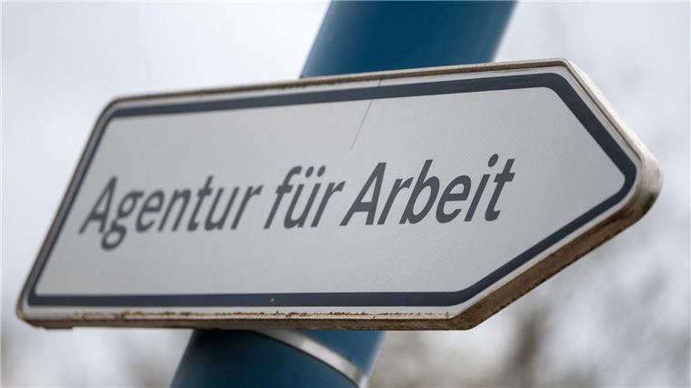 Schwache Konjunktur macht Arbeitsmarkt zu schaffen Wegweiser zu einer Arbeitsagentur.