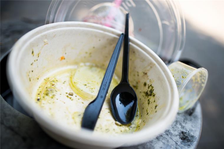 Einigung: Wegwerfartikel aus Plastik werden ab 2021 verboten Wegwerfartikel wie Einweggeschirr aus Plastik sollen ab 2021 endgültig verboten werden. Betroffen sind alle Artikel, für die es Alternativen gibt.