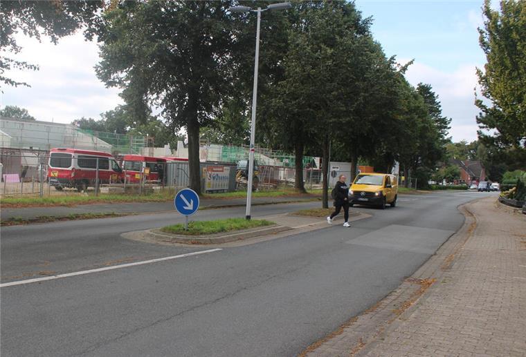 Eltern in Wehdel haben Angst um ihre Kinder Wehdeler Eltern sehen in der Wesermünder Straße im Bereich der Verkehrsinsel vor dem neuen Kindergarten ein großes Sicherheitsproblem für ihre Kinder.