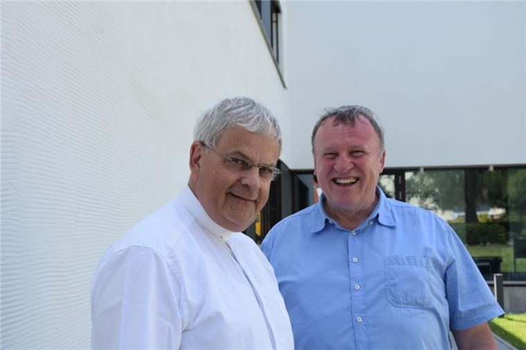 Butjadingen: Weihbischof aus Erfurt arbeitet in der Seelsorge Weihbischof Dr. Reinhard Hauke (links) aus Erfurt und Pfarrer Karl Jasbinschek von der St.-Willehad-Gemeinde.