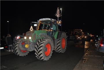 Weihnachtlich beleuchtete Traktoren fahren am Samstag durch die nördliche Wesermarsch. Dahinter steckt die Initiative Land schafft Verbindung.