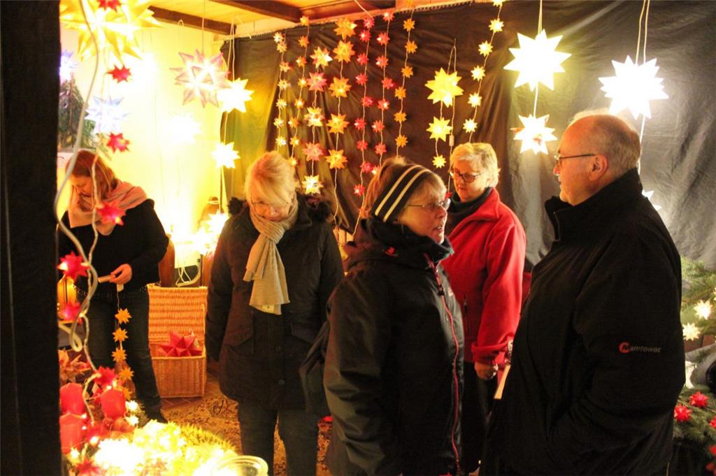 Weihnachtlicher Glanz erfreute am Wochenende die Besucher im Debstedter Heimatmu...