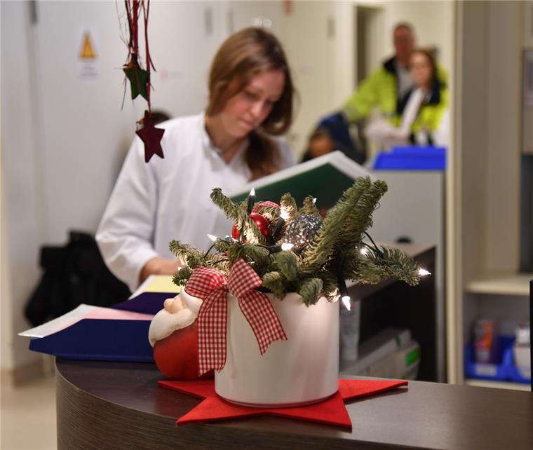 Bremerhaven: Kliniken erwarten Ansturm auf die Notaufnahmen Weihnachtsdienst: 13 Pflegekräfte und bis zu zehn Ärzte sind jeweils über 24 Stunden verteilt in der Notaufnahme des Klinikums Reinkenheide im Einsatz.