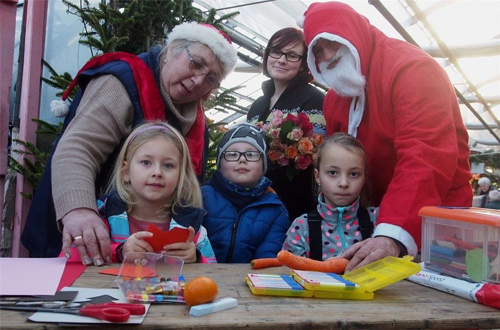 Weihnachtsmann Ralf mit Tochter Madlen und Helferin Jutta; vorne, von links: Malin, Julian, Laia in Cappel-Neufeld. Foto: Stehn