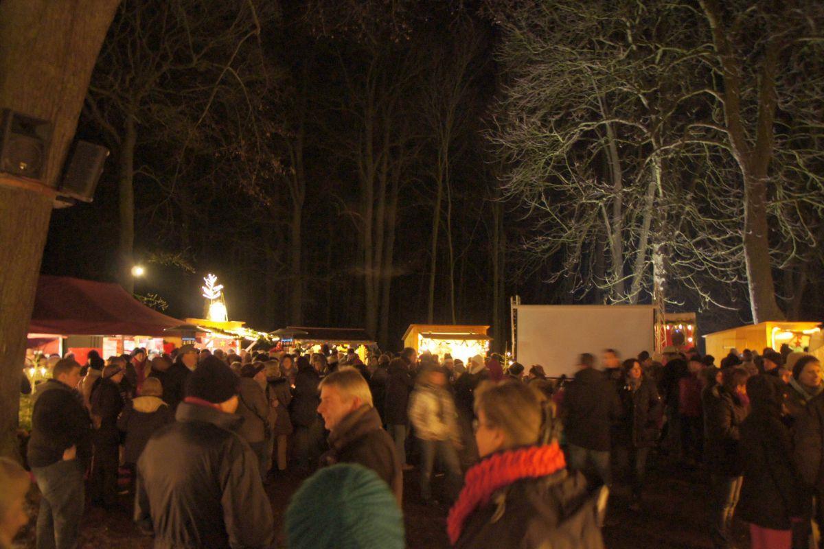 Zahl des Tages: 25 Weihnachtsmarkt in Langen. Im Park Friedrichsruh lässt sich bei anheimelnder Stimmung gut verweilen.