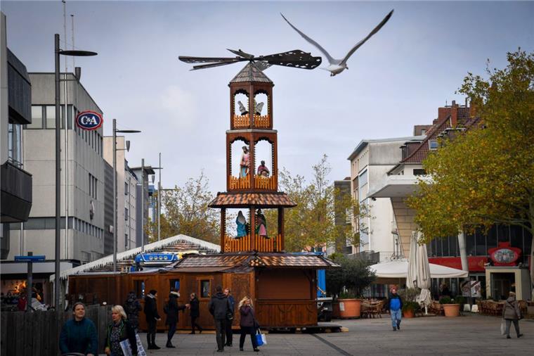 Weihnachtspyramide auf dem Weihnachtsmarkt vor der Großen Kirche in Bremerhaven.