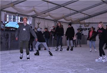 Weihnachtsstimmung wird in diesem Jahr auf dem Marktplatz nicht aufkommen. Sowohl das Eis-Zelt als auch die Essens- und Getränkestände wird es nicht geben. In der Innenstadt könnten vereinzelt Buden aufgestellt werden. Das steht aber noch nicht fest.