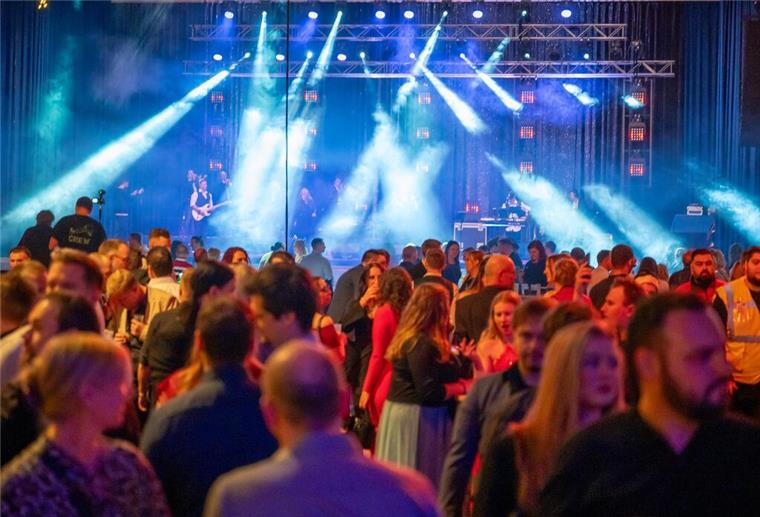 Weihnachtszauber-Party Bremerhaven: Sichert euch ab 20. November die Tickets Weihnachtszauber 2023: Gäste feiern in der Stadthalle.