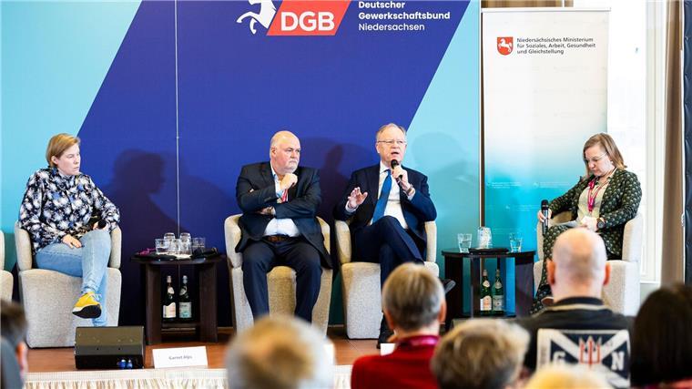 Weil: Werden es nicht mit der Methode Lindner schaffen Weil (2.v.r) sprach vor rund 200 Betriebsräten und Gewerkschaftern aus ganz Niedersachsen.