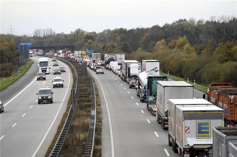 Weil auf der Bahnstrecke zwischen Bremerhaven und Bremen und der A27 zwischen Bremerhaven und Bremen gleichzeitig gebaut wird, dürfte es im September zu zahlreichen Staus kommen.