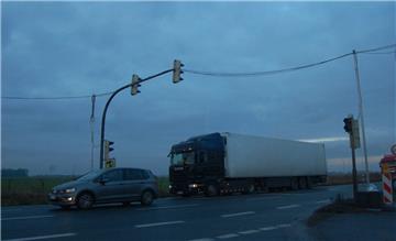Weil das Risiko zu groß ist, dass die Ampelanlage wieder ihren Geist aufgibt, werden jetzt neue Kabel über die B 212 gelegt.