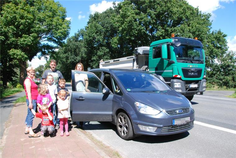 Eltern müssen Kinder von der Schule abholen Weil der Bus an der Stoteler Haltestelle Sandkuhle nicht mehr hält, holen Elke und Thomas Prinz sowie Imke Anderstein die Schüler Emma, Magnus und Thorge (hinten von links) mit dem Auto von der Schule ab. Mit Jonas und Lilian (vorn von links) wächst die nächste Schülergeneration heran.