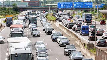 Weil der Elbtunnel Richtung Süden für 55 Stunden gesperrt ist, fahren viele über die A1. Die ist entsprechend voll. 