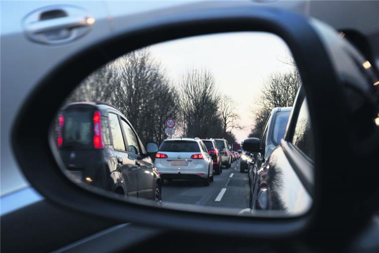 Nordenham: Vollsperrung der B212 wird um eine Woche verlängert Weil der Kreuzungsbereich B 212/Großensieler Straße am Mittwoch asphaltiert wurde, mussten Autos und Lastwagen mithilfe von Ampeln an der Baustelle vorbeigeführt werden. Das bremste den Verkehr auf der Umleitungsstrecke spürbar aus.
