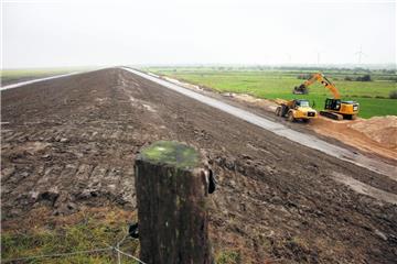 Weil der wechselhafte Sommer beim Deichbau in Dorum-Süderneufeld immer wieder für Unterbrechungen gesorgt hat, ist der neue Deich noch ohne Grasnarbe und damit „schwarz“. 