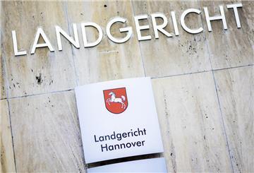 Der Schriftzug "Landgericht Hannover" ist auf einem Schild am Haupteingangsbereich vom Landgericht Hannover zu lesen.