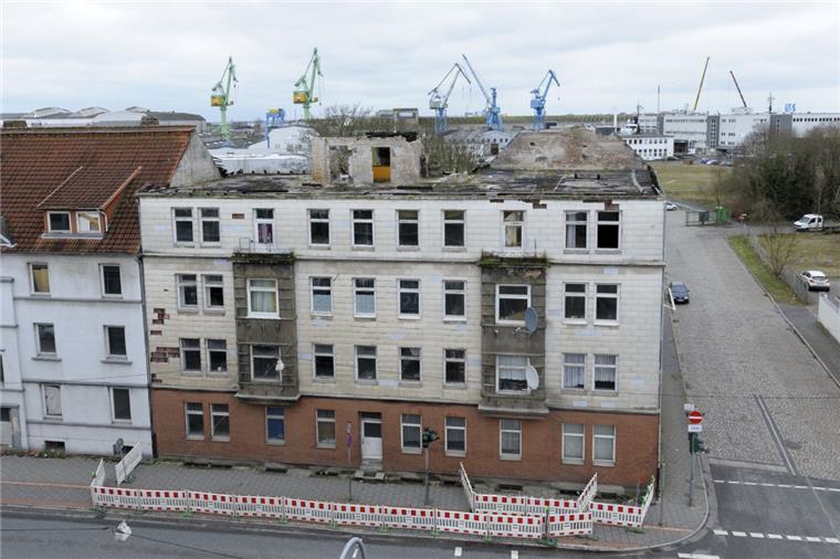 Weil die bröckelnde Fassade der Brandruine an der Georgstraße eine Gefahr für Fußgänger und Radfahrer darstellt, ist der Gehweg abgesperrt worden. Wie lange das so bleibt, ist unklar.