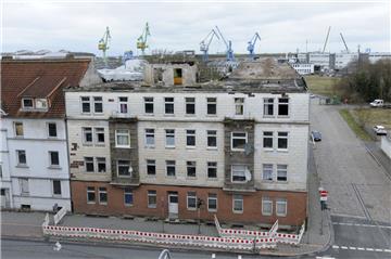 Weil die bröckelnde Fassade der Brandruine an der Georgstraße eine Gefahr für Fußgänger und Radfahrer darstellt, ist der Gehweg abgesperrt worden. Wie lange das so bleibt, ist unklar.