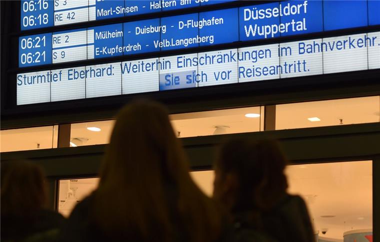 Sturmtief "Eberhard": Immer noch Behinderungen im Bahnverkehr Weil die Deutsche Bahn den Fern- und Nahverkehr gestern wegen des Sturmtiefs Eberhard einstellen musste, kommt es auch heute noch zu Verspätungen und Zugausfällen.