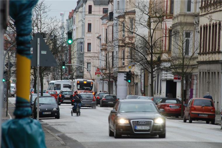 Rickmersstraße wird im Frühjahr voll gesperrt Weil die Häuser auf beiden Seiten des mittleren Teils der Rickmersstraße enger zusammenrücken, ist dort nach Einschätzung der Behörden zu wenig Platz, um den Verkehr während Bauarbeiten dieses und nächstes Jahr direkt an der Baustelle vorbei zu leiten. Deswegen wird die Leher Hauptverkehrsstraße während der Bauarbeiten voll gesperrt. Der Verkehr wird umgeleitet.