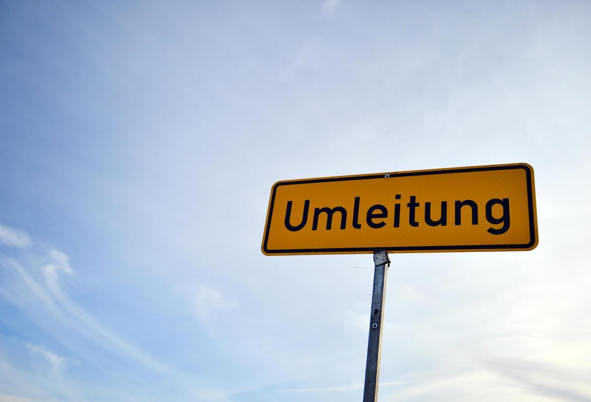 Kreisstraße 212 in der Gemeinde Elsfleth wird saniert Ein Verkehrsschild mit der Aufschrift „Umleitung“ steht an einer Bundesstraße.