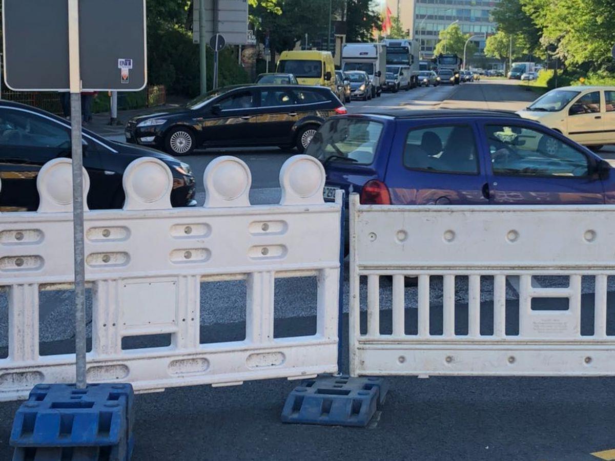 Bremerhaven: Deshalb blieb die Kennedybrücke dicht Weil die Verzögerungen nicht kommuniziert wurden, staute es sich am Montagmorgen vor der Kennedybrücke.