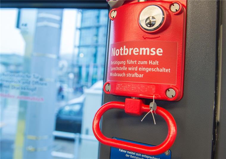Mann zieht in der Nordwestbahn bei Tempo 160 die Notbremse Weil ein Bahnreisender den Ausstieg verpasst hat, zog der Mann auf der Strecke von Nordenham nach Bremen bei etwa 160 Stundenkilometern die Notbremse.