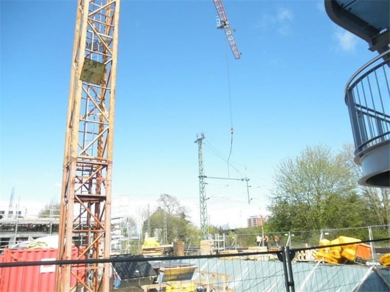 15.000-Volt-Stromschläge: Arbeiter mit schweren Verbrennungen in Spezialklinik Weil ein Kran mit einer Strommast in Berührung kam, erlitt ein Arbeiter zwei Stromschläge.