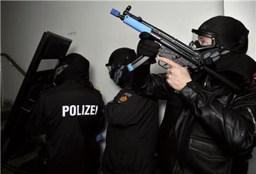 Weil ein Mann in einem Geestemünder Wohnheim einen Mitbewohner bedroht hatte, rückten die Spezialeinsatzkräfte aus Bremen an. 
