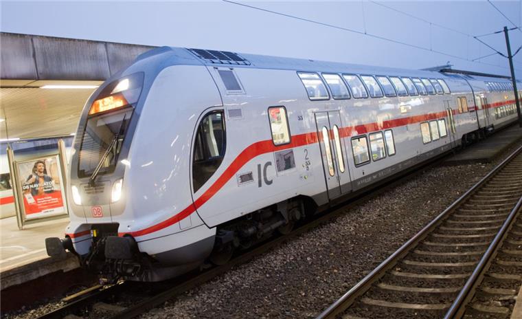 Weil ein Mann leichtsinnig seine Beine ins Gleisbett baumeln ließ, musste ein Lokführer bei 200 km/h notbremsen.