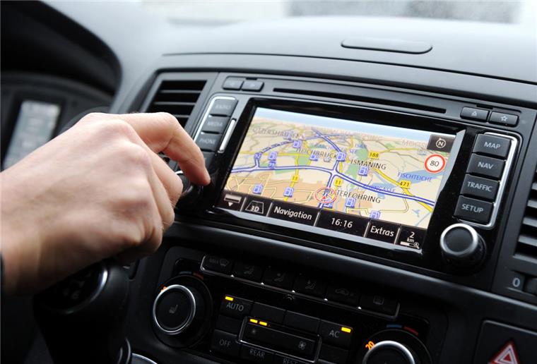Ablenkung durch Bordcomputer kann teuer werden Weil ein Mietwagenfahrer beim Bedienen des Infotainment-Systems mit 200 km/h unterwegs war und dabei einen Unfall verursachte, muss er für den Schaden aufkommen.