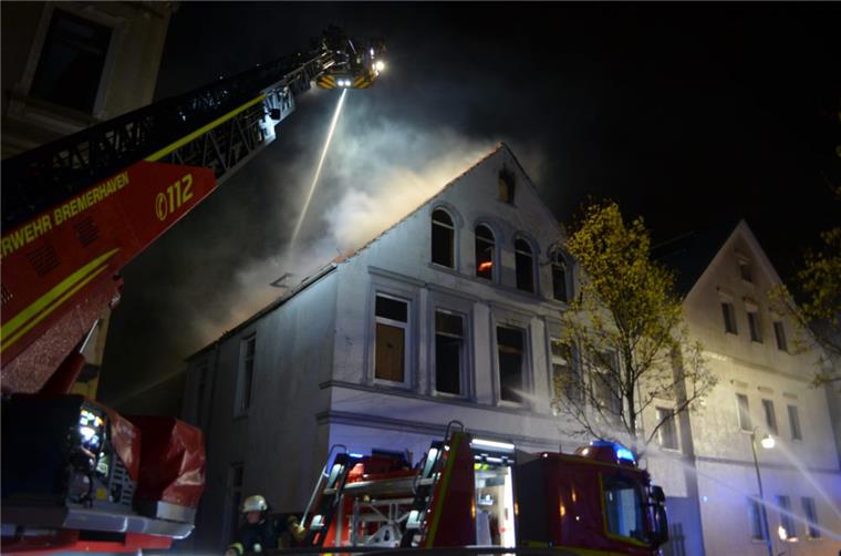 Weil er den Brand in der Wülbernstraße gelegt hat, bei dem 12 Menschen verletzt wurden, hat die Staatsanwaltschaft Anklage gegen einen 15-Jährigen wegen versuchten Mordes erhoben.